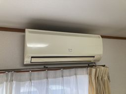 白いエアコン