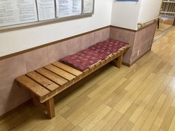 木製ベンチの廊下