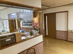 花が飾られた廊下