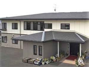 明るい外観の建物エントランス