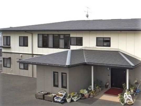 明るい外観の建物エントランス