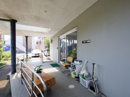明るいエントランスの風景