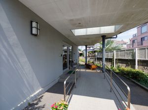 エントランスの明るい風景