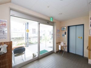エントランスの明るいスペース