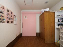 居室の壁と家具