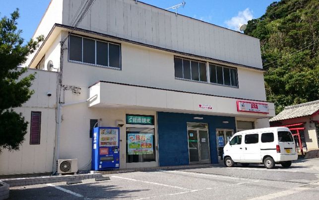静かな駐車場付き建物外観