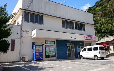 静かな駐車場付き建物外観