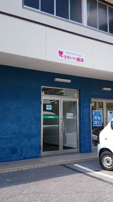明るい玄関の正面
