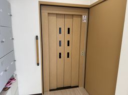 落ち着いた雰囲気のエレベーター
