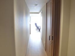 光が差し込む廊下