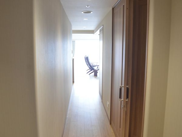 光が差し込む廊下