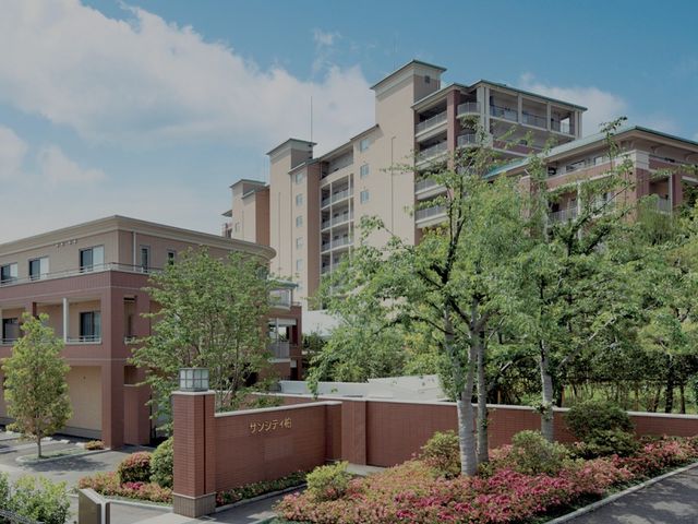 緑豊かな外観 外観 緑に囲まれた建物は、リラックスした環境で働くことができます。施設の周辺が自然豊かで落ち着いた雰囲気です。