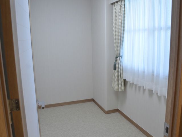 自然光が入る居室 居室 自然光がたっぷりと差し込む居室です。静かで落ち着いた環境が働きやすさをサポートします。