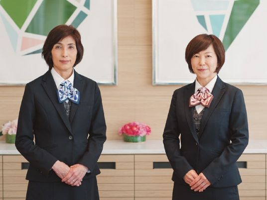 制服姿のスタッフ2人のロビー  