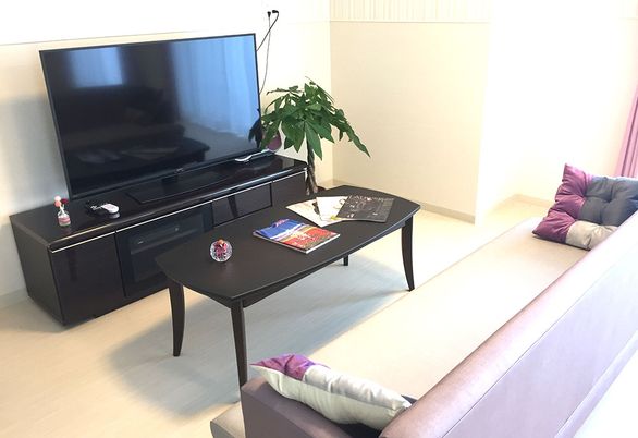 広いソファと大画面のテレビがあるリビング