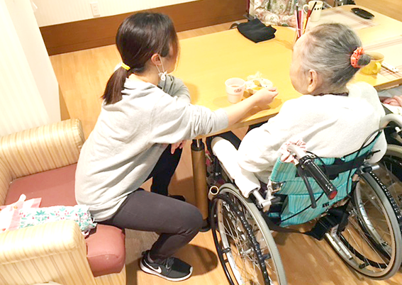 対話するスタッフと利用者の居室