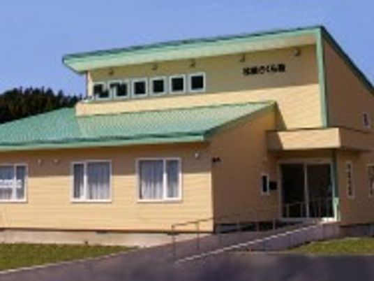 明るい外観の建物