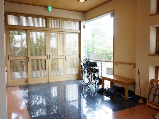 エントランスと車椅子