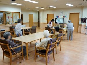 暖かな雰囲気の集会スペース