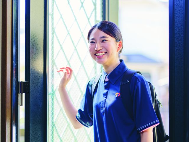 笑顔のスタッフの姿 スタッフイメージ 笑顔で働ける環境が整っています。温かい雰囲気の中で、他のスタッフと協力し合えます。