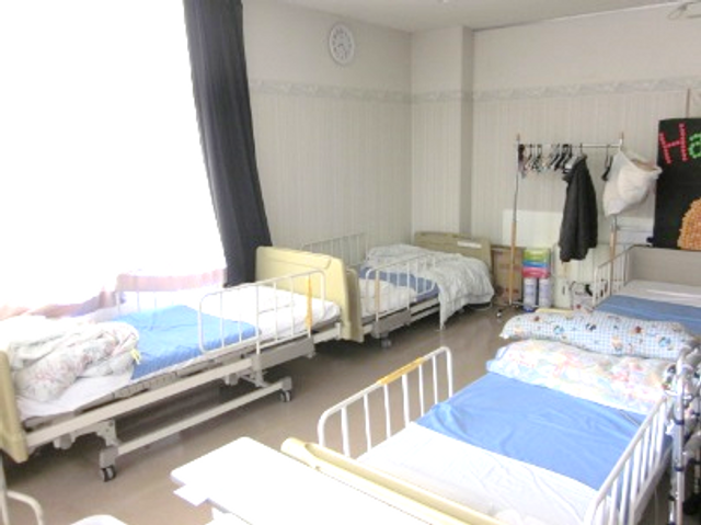 多床室の様子 居室 大きな窓から自然光が差し込む明るい多床室です。快適に過ごせるためのゆとりあるスペースが確保されています。