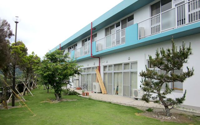 緑に囲まれた外観 外観 広々とした庭に面した建物です。自然に囲まれた環境でリラックスできます。
