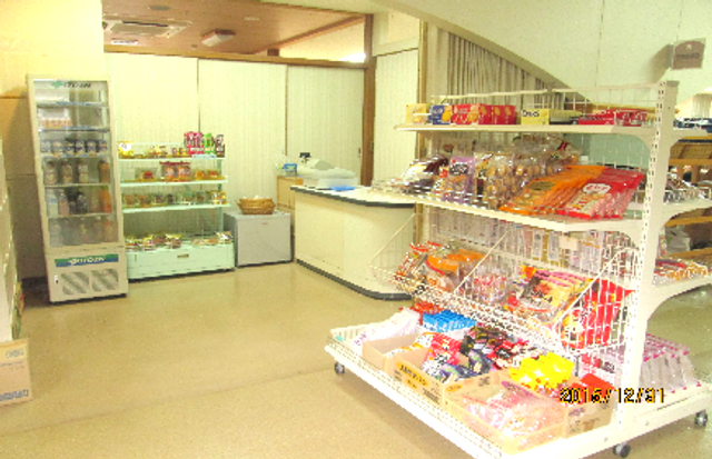 スナックと飲料の売店 エントランス 食べ物や飲み物を手軽に購入できる売店です。スタッフと利用者に便利なスペースです。