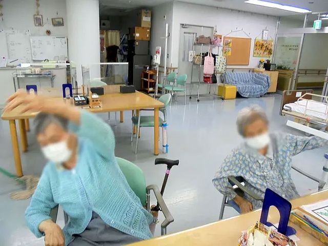 体操をする方々の部屋 多目的室 広々とした多目的室で体操を楽しめます。明るい雰囲気で、活動がしやすい環境です。