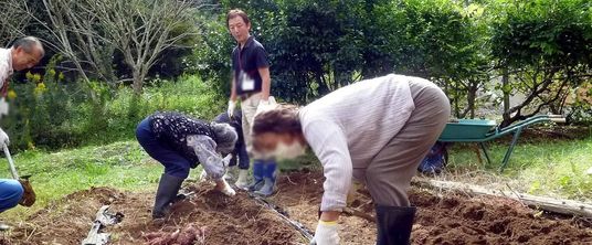 屋外作業をする人々