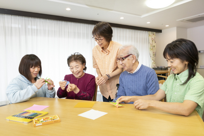 笑顔で手芸する人々