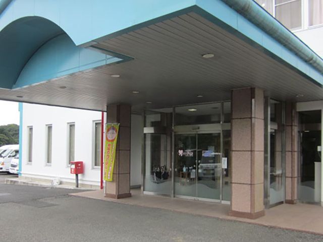 明るいエントランス エントランス 広々とした出入り口で快適に通行できます。車椅子を利用する方にも配慮されています。
