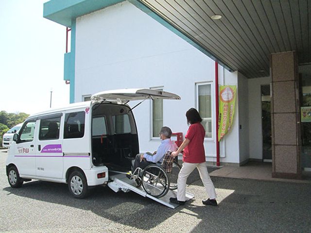 車椅子用送迎車の外観 外観   車椅子の方が安全に外出できる送迎サービスがあります。安心してご利用いただけます。