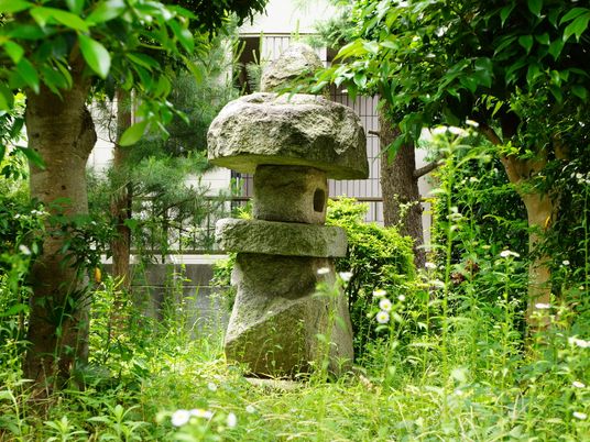 緑豊かな中庭の石灯籠