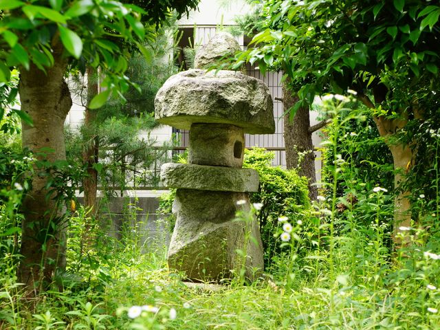 緑豊かな中庭の石灯籠