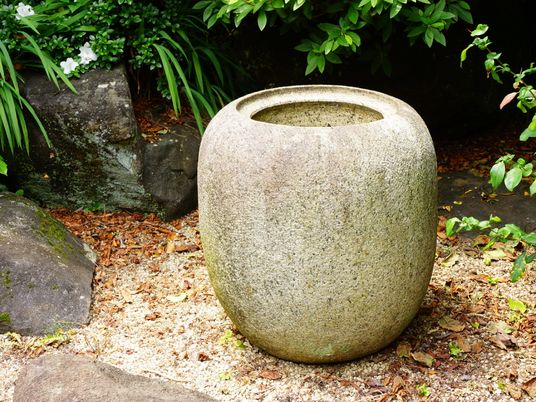 石の大きな壺中庭