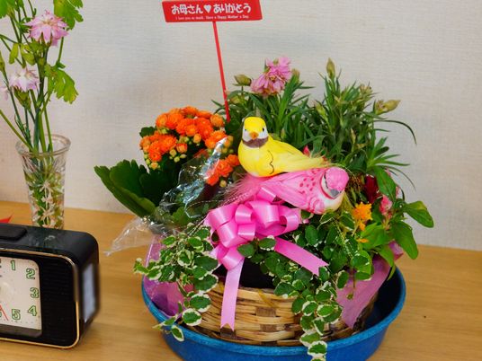 花と小鳥の飾りがある居室