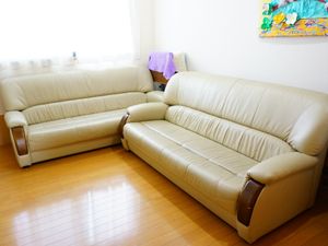 明るいリビングの椅子二つ