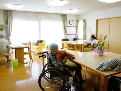 居室で過ごす人々
