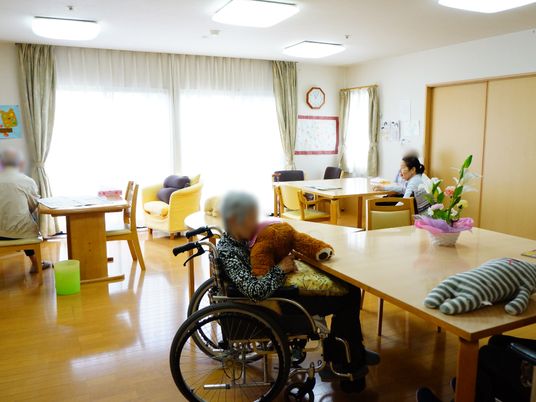 居室で過ごす人々