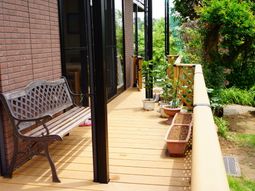 明るいデッキと緑