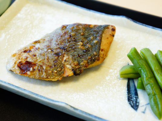 焼き魚と緑豆の料理