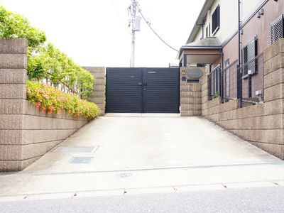 花が咲くエントランスの門