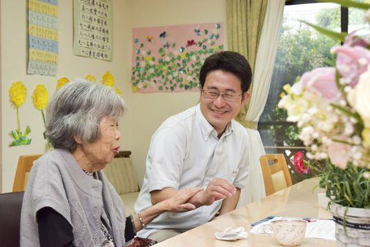 笑顔の対話を交わす場