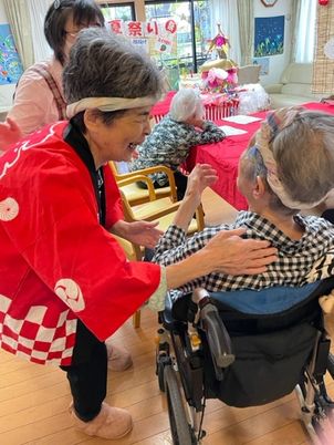 笑顔交わすスタッフとご利用者