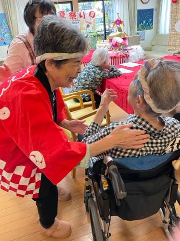 笑顔交わすスタッフとご利用者