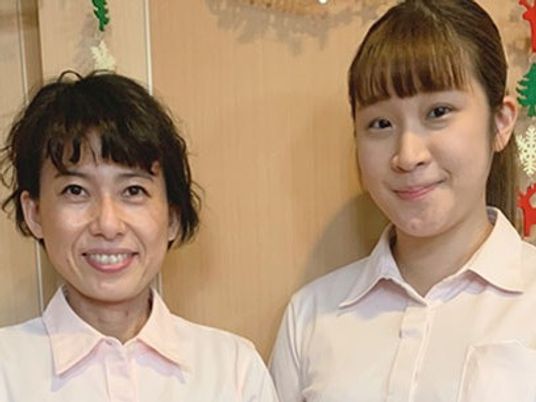 スタッフ2人の室内  