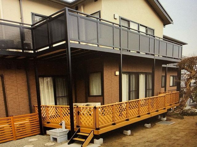 木製デッキの外観  