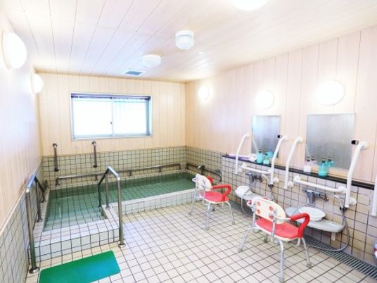 清潔な設備の浴室