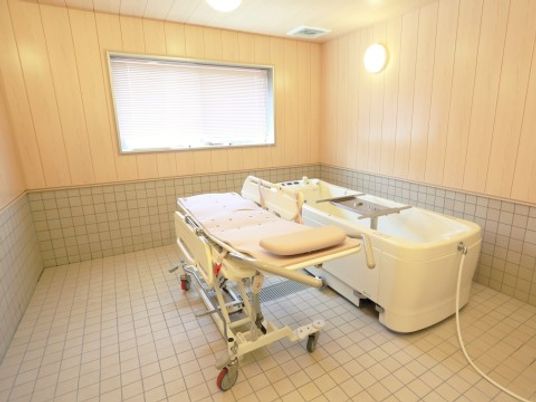 手入れされた清潔な浴室