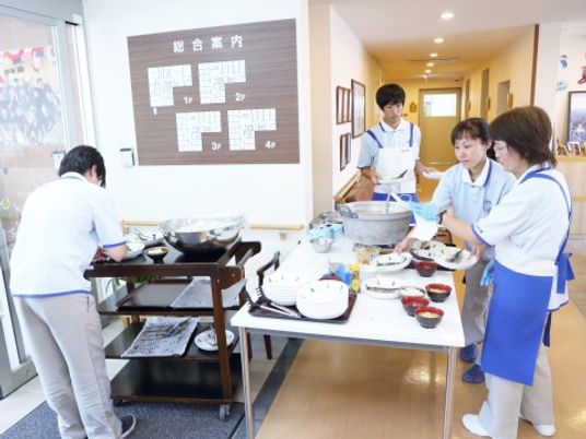 スタッフが調理準備する様子